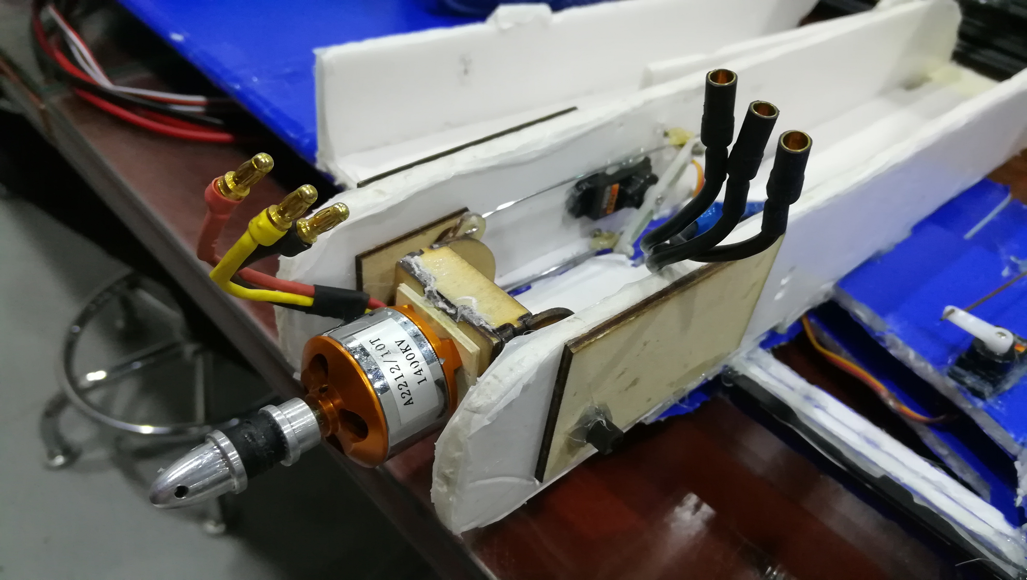 图9 组装完成后的一个动力舱倾转结构及电机